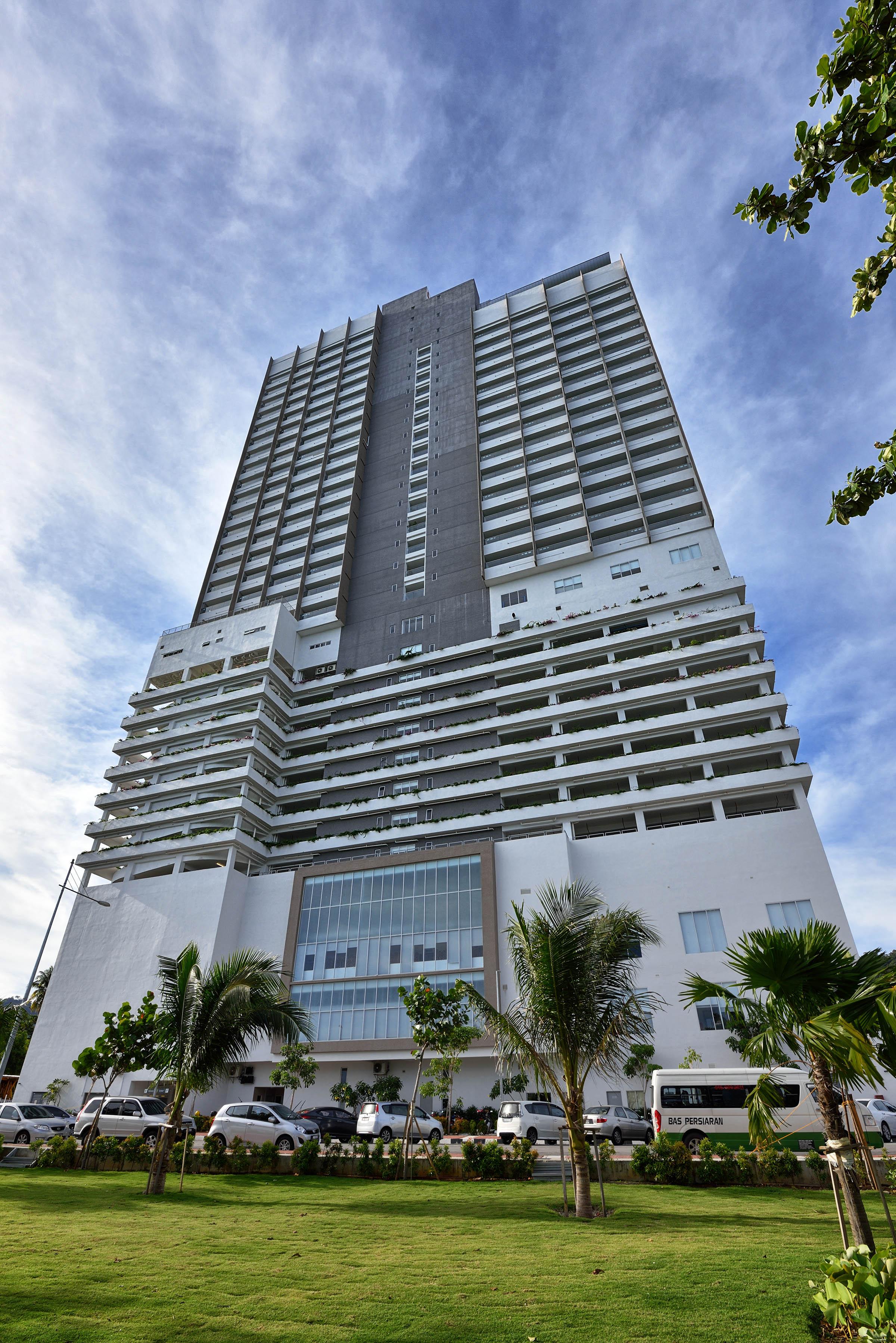Lexis Suites Penang Bayan Lepas Exterior foto The building in 2019