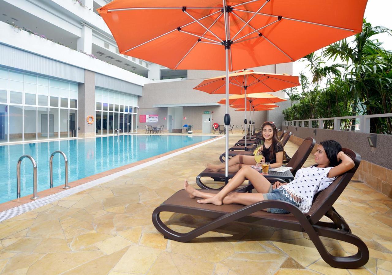 Lexis Suites Penang Bayan Lepas Exterior foto Poolside at the hotel